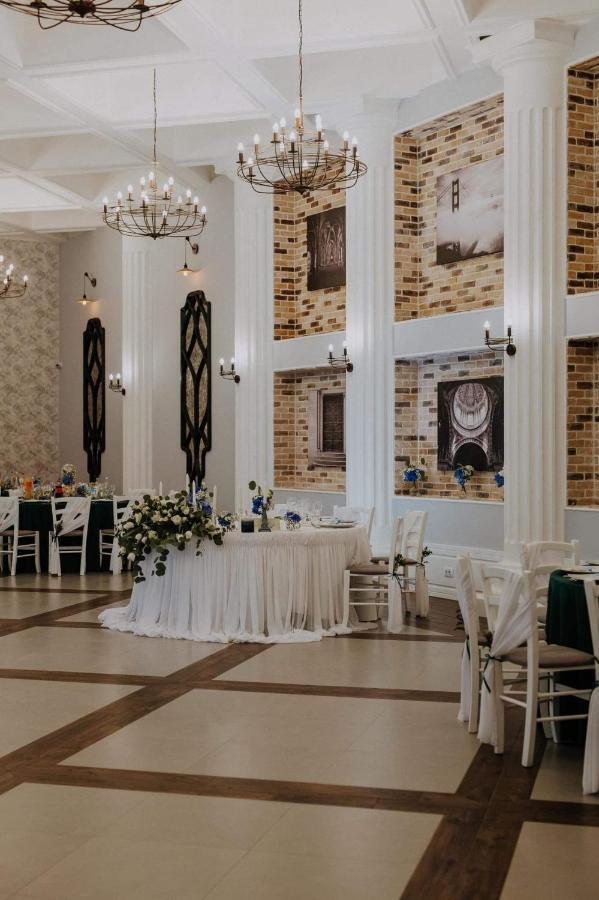 Pavillion 78 Hotel Bacău Exteriör bild
